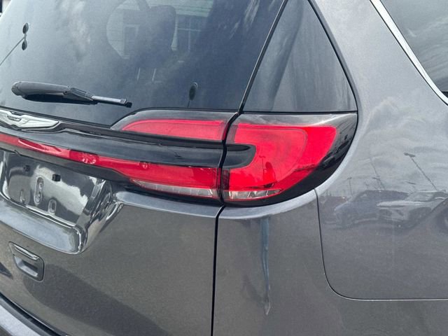 Used 2023 Chrysler Pacifica Touring-L FWD image 12