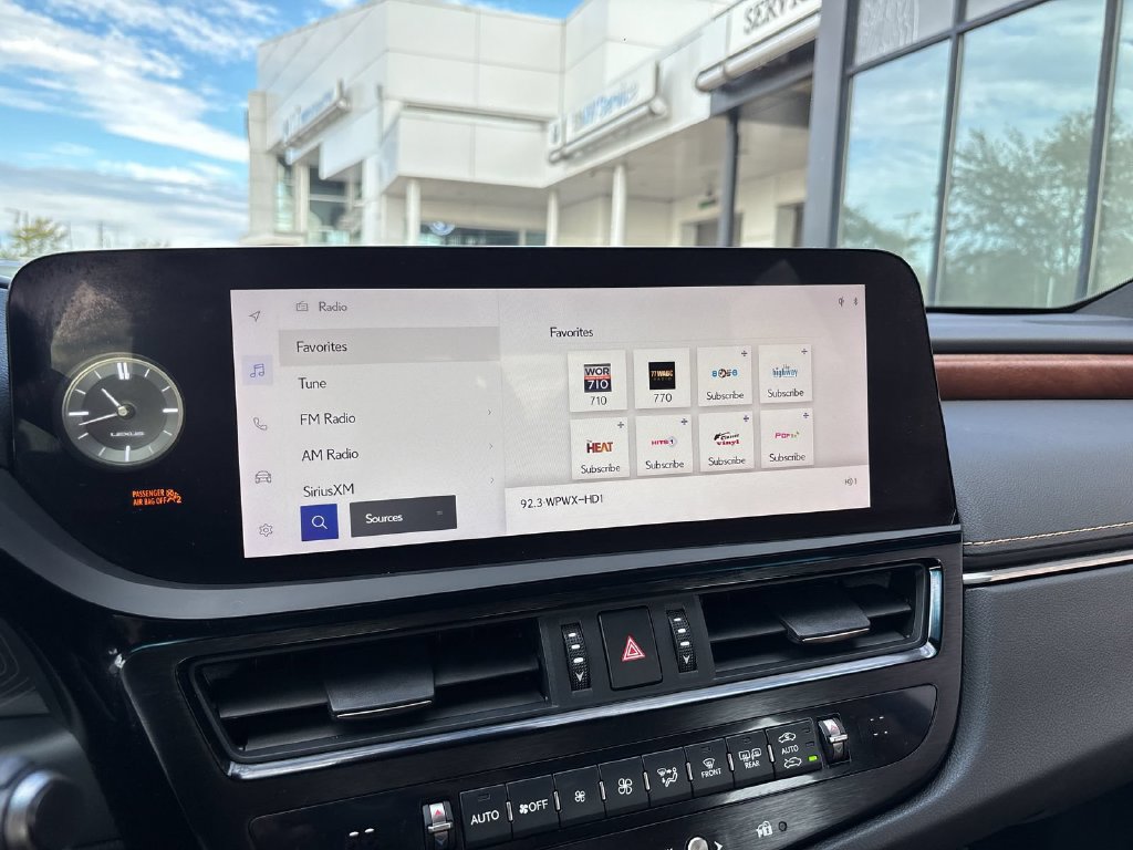 Used 2023 Lexus ES 350 w/ Premium Package FWD image 11