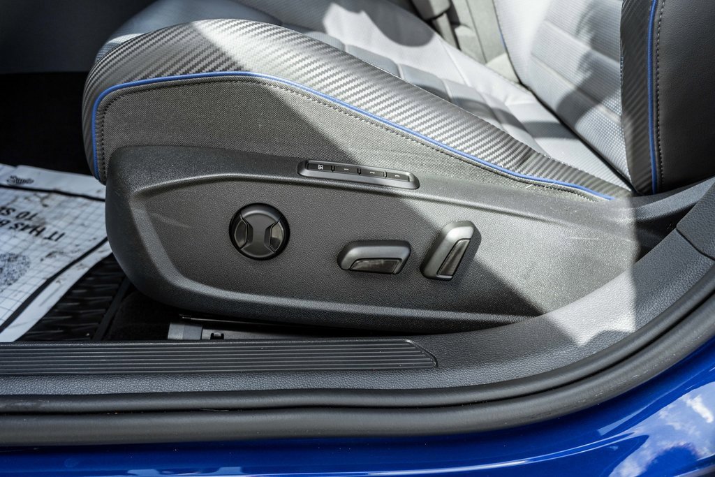 Used 2023 Volkswagen Golf 20th Anniversary Edition image 28