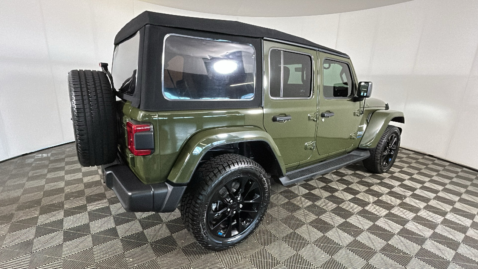 Used 2023 Jeep Wrangler Unlimited Sahara AWD/4WD image 3
