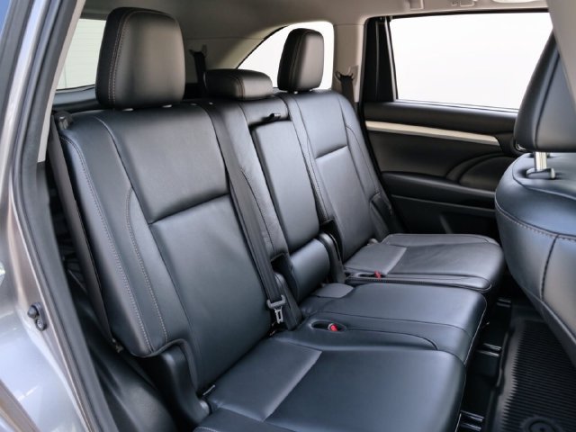 Used 2017 Toyota Highlander XLE AWD/4WD image 29