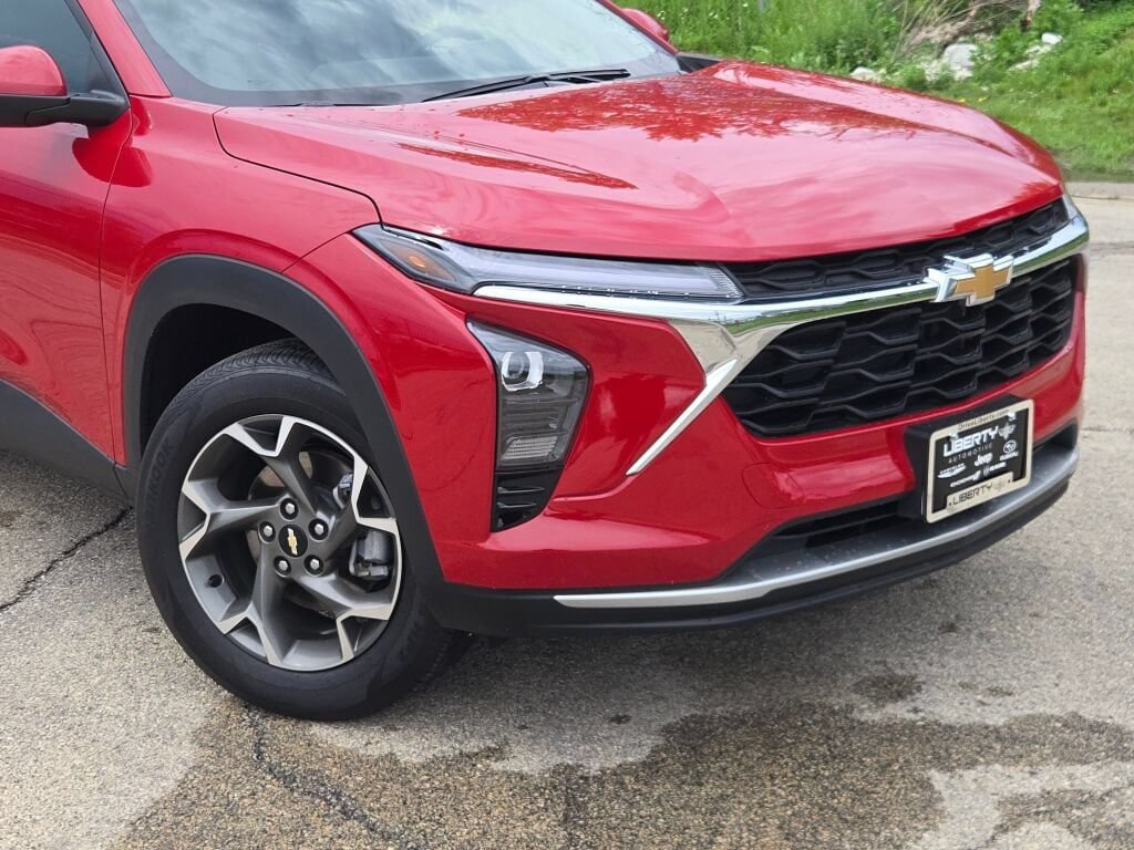 Used 2026 Chevrolet Trax LT w/ LT Convenience Package FWD image 2