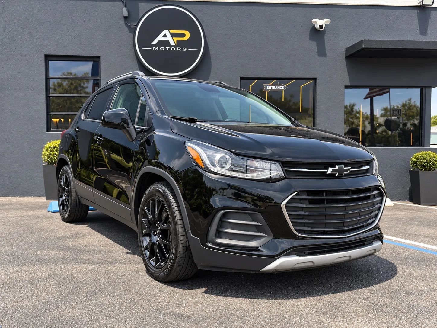 Used 2021 Chevrolet Trax LT w/ Midnight Edition FWD image 1