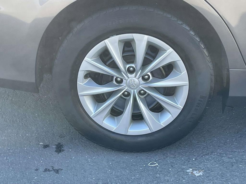 Used 2015 Toyota Camry LE image 12