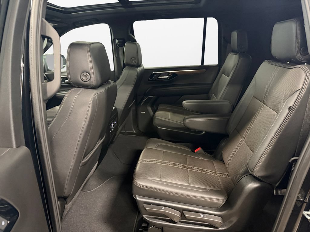 Used 2025 Chevrolet Suburban High Country AWD/4WD image 13