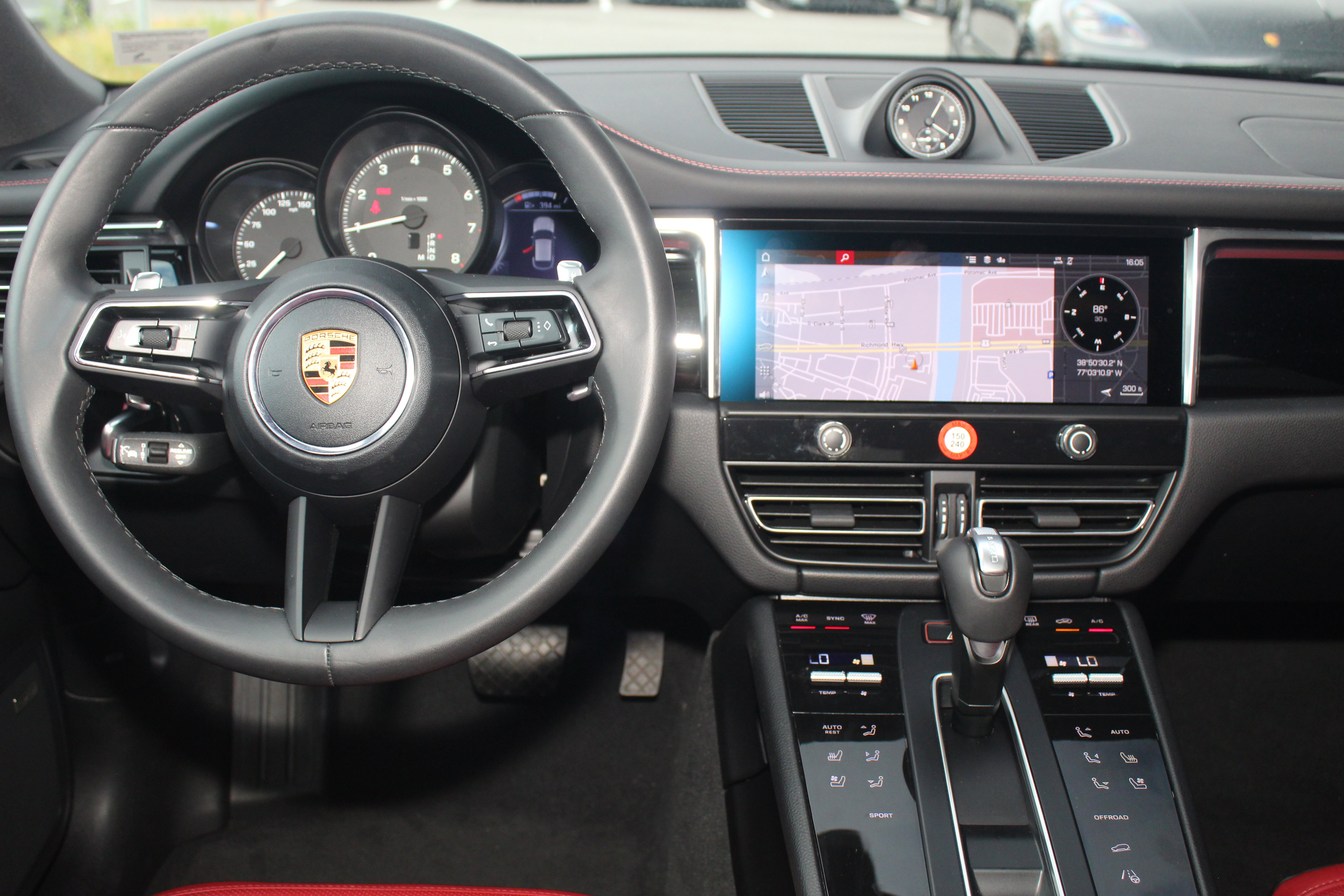 Certified 2025 Porsche Macan image 6