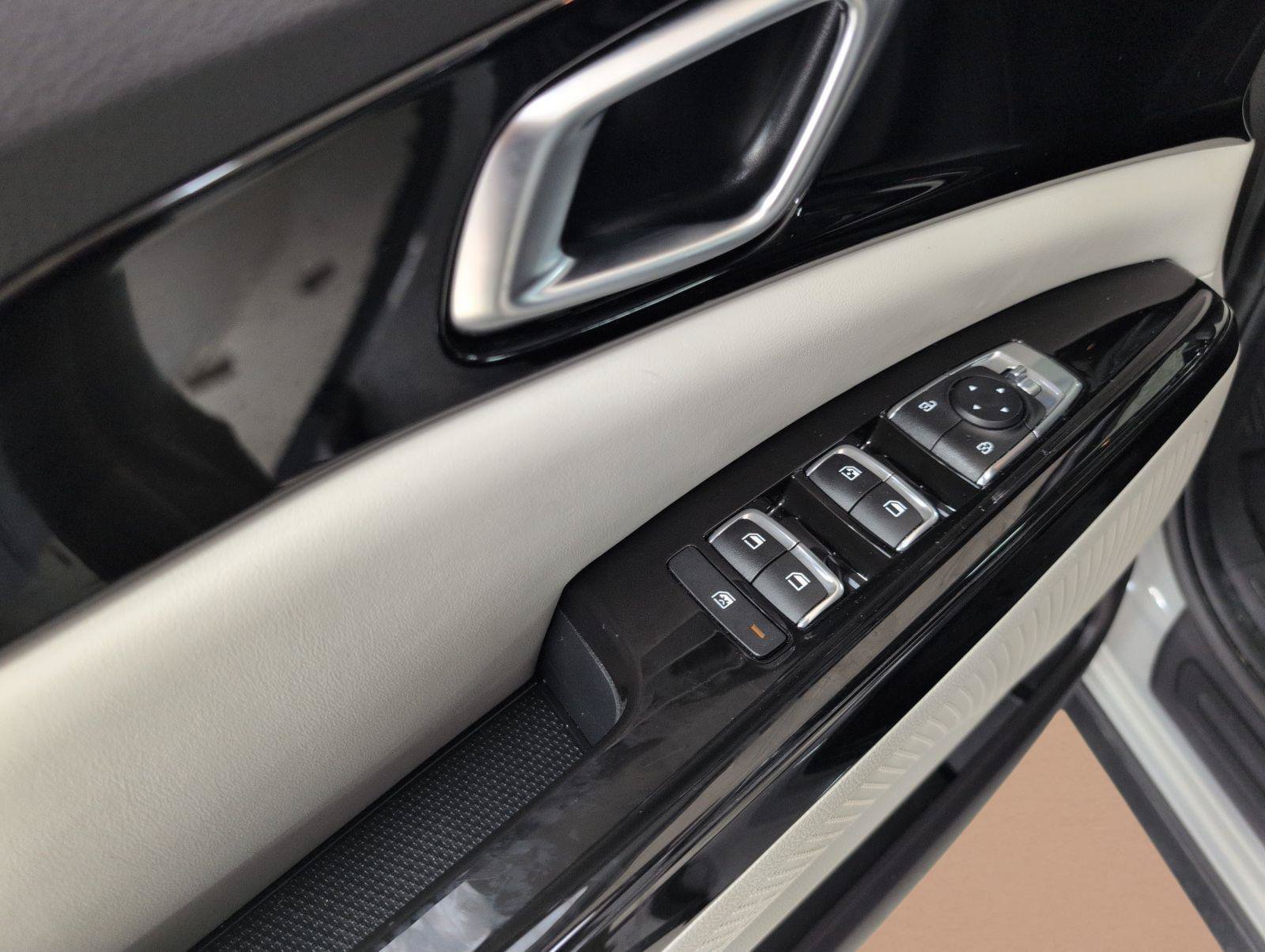 Used 2024 Kia Carnival EX FWD image 8