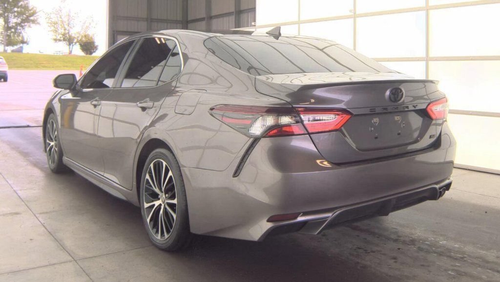 Used 2020 Toyota Camry SE w/ Blackout Package FWD image 8