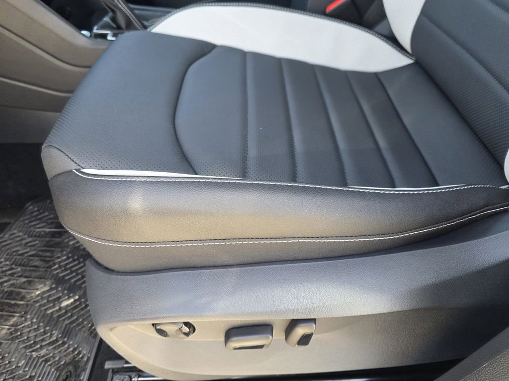 New 2026 Volkswagen Taos SEL image 17