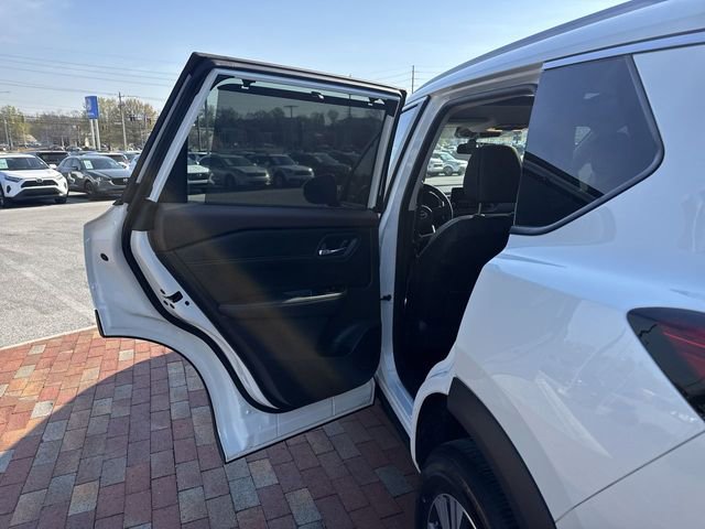 Used 2022 Nissan Rogue SV w/ SV Premium Package image 26