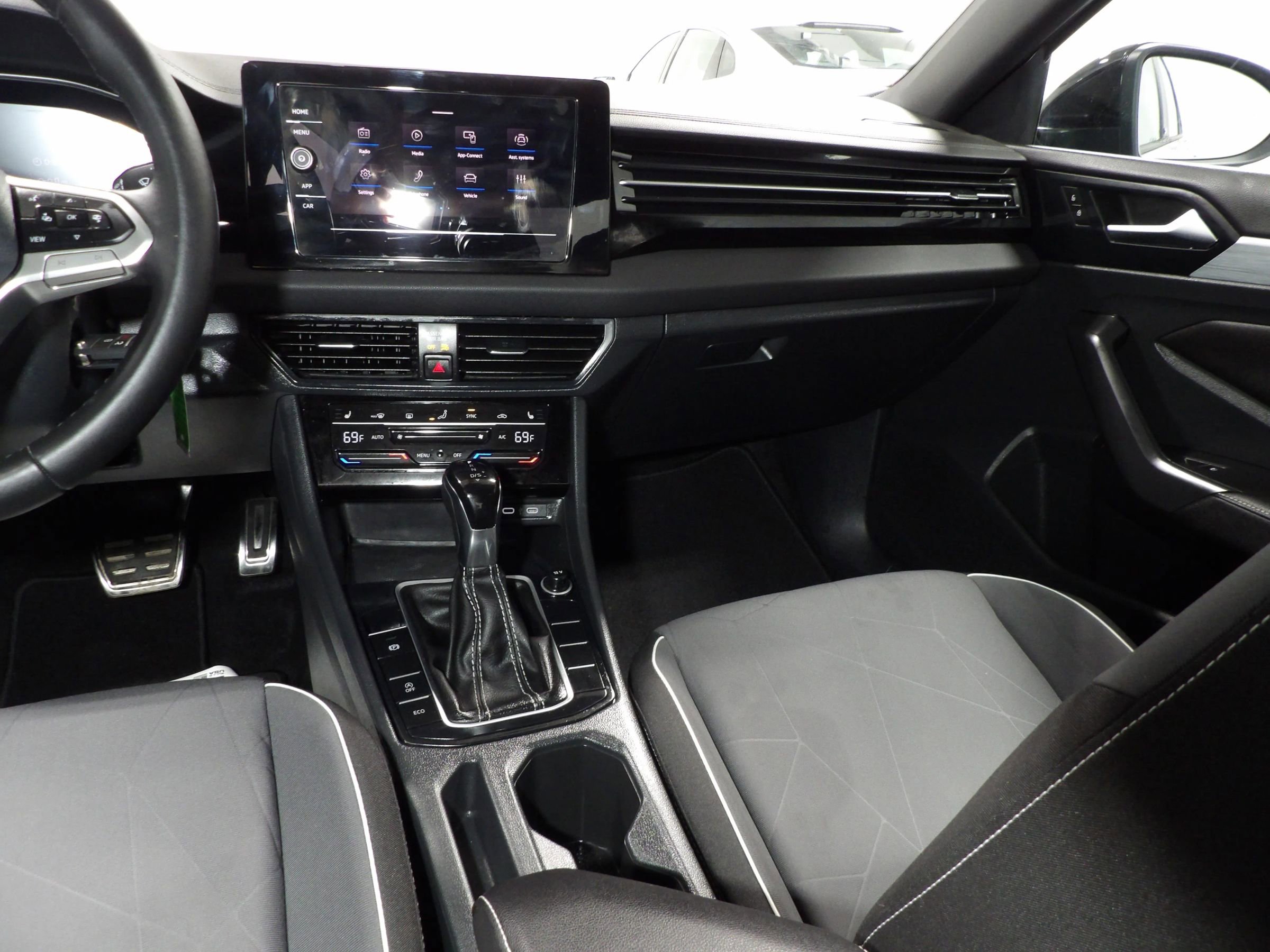 Used 2025 Volkswagen Jetta Sport image 11