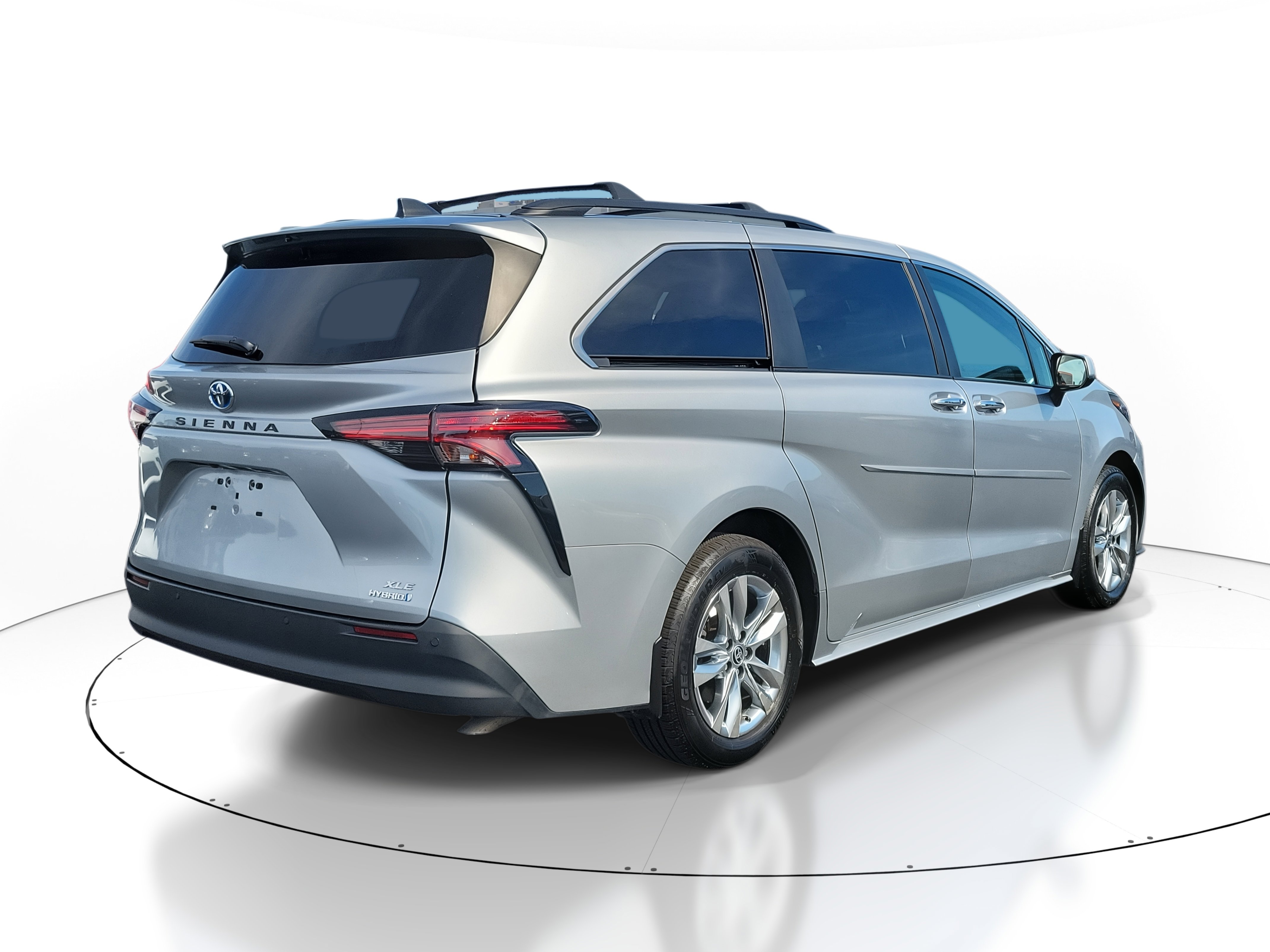 Used 2022 Toyota Sienna XLE w/ XLE Plus Package FWD image 4