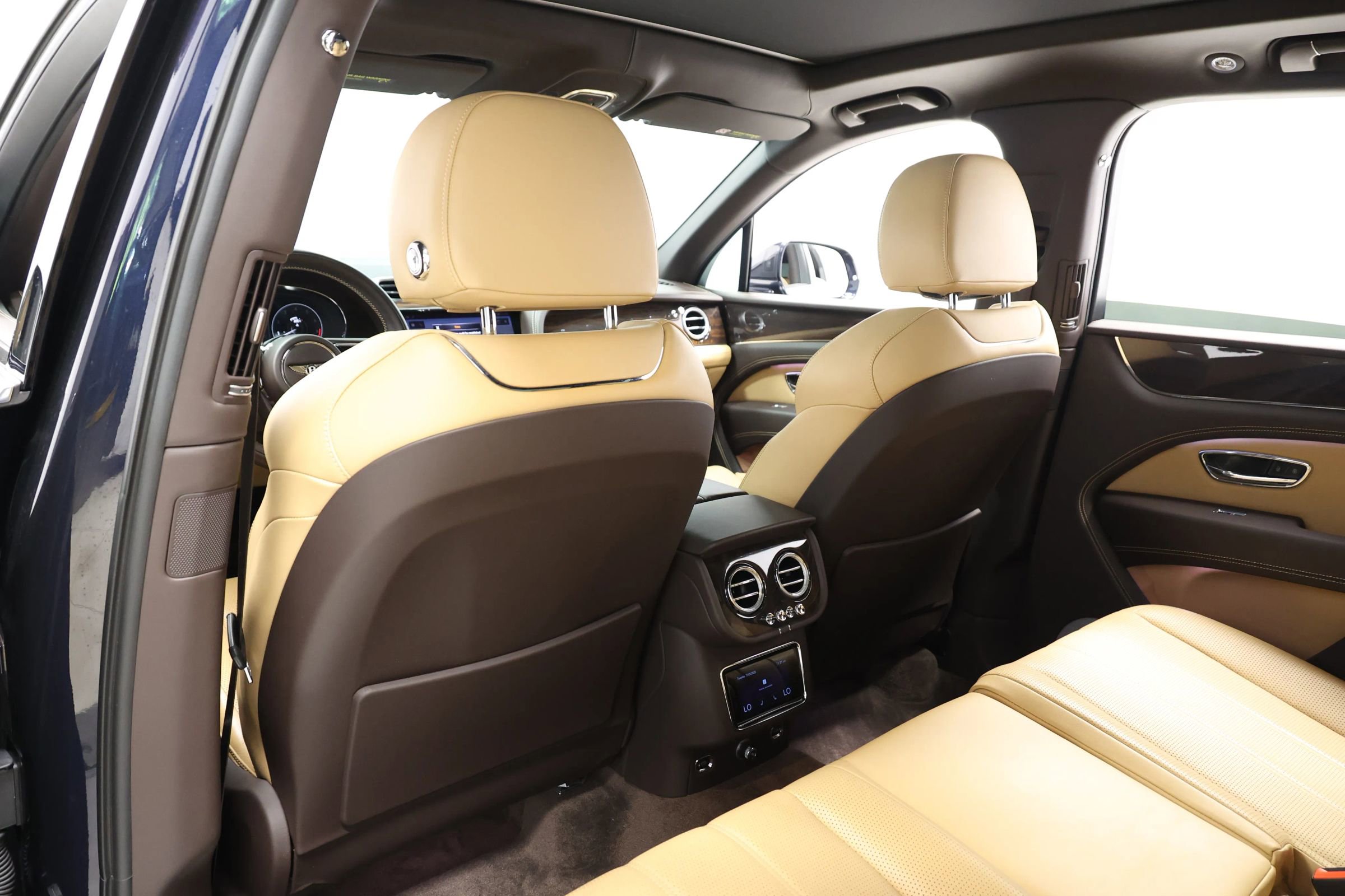Used 2021 Bentley Bentayga AWD/4WD image 61