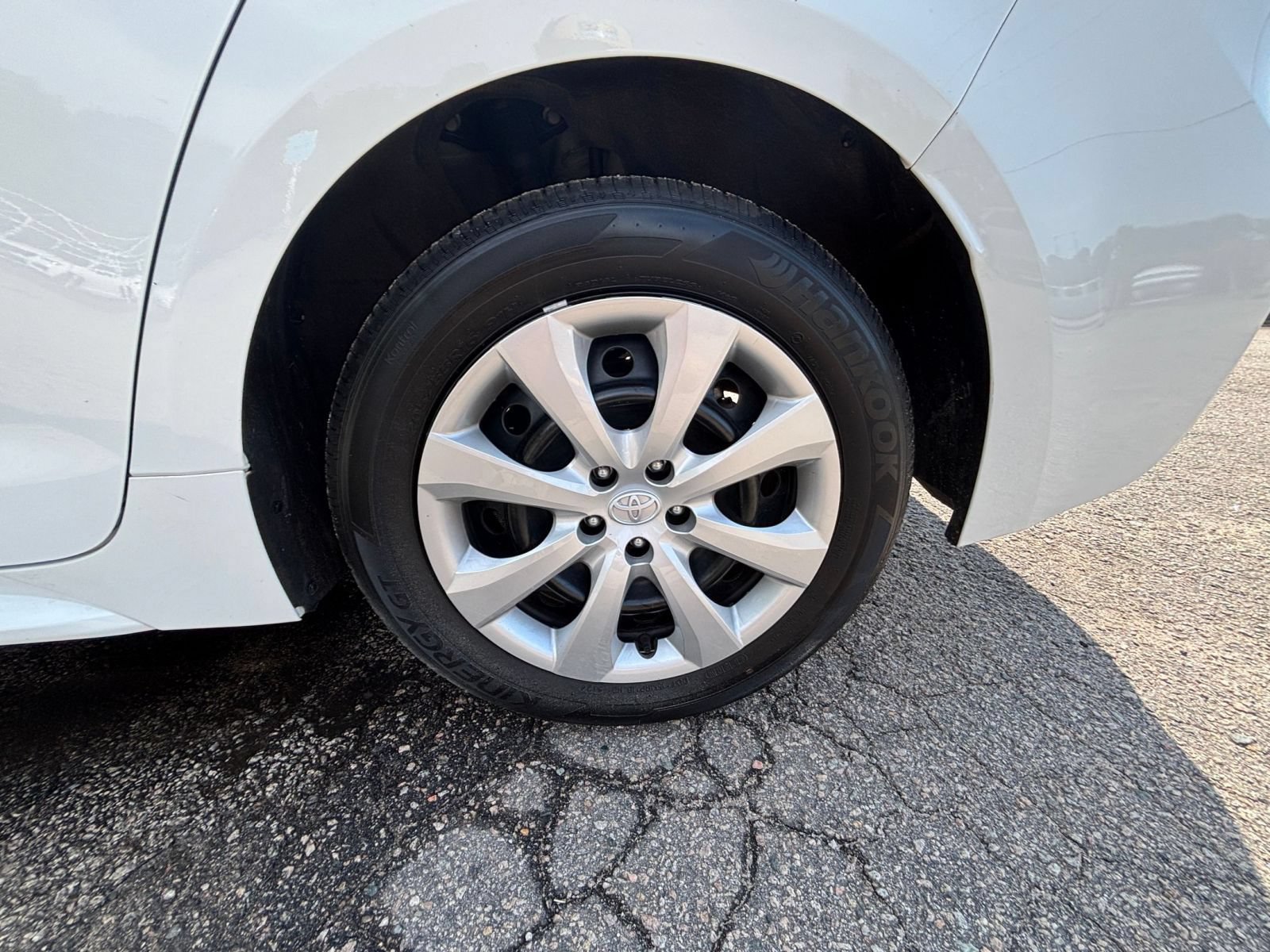 Used 2025 Toyota Corolla LE FWD image 27