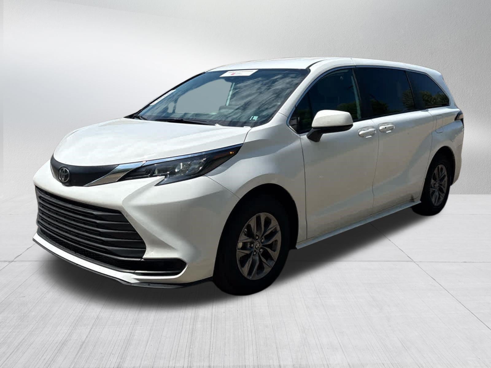 Used 2026 Toyota Sienna LE FWD image 3