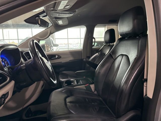 Used 2018 Chrysler Pacifica Touring-L image 13