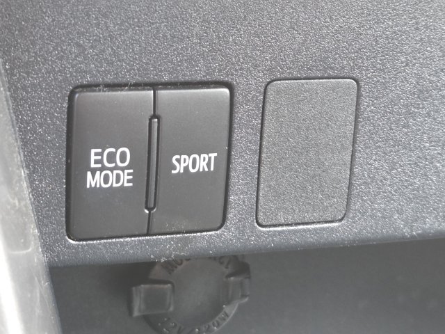 Used 2017 Toyota RAV4 LE w/ All Weather Liner Package AWD/4WD image 4
