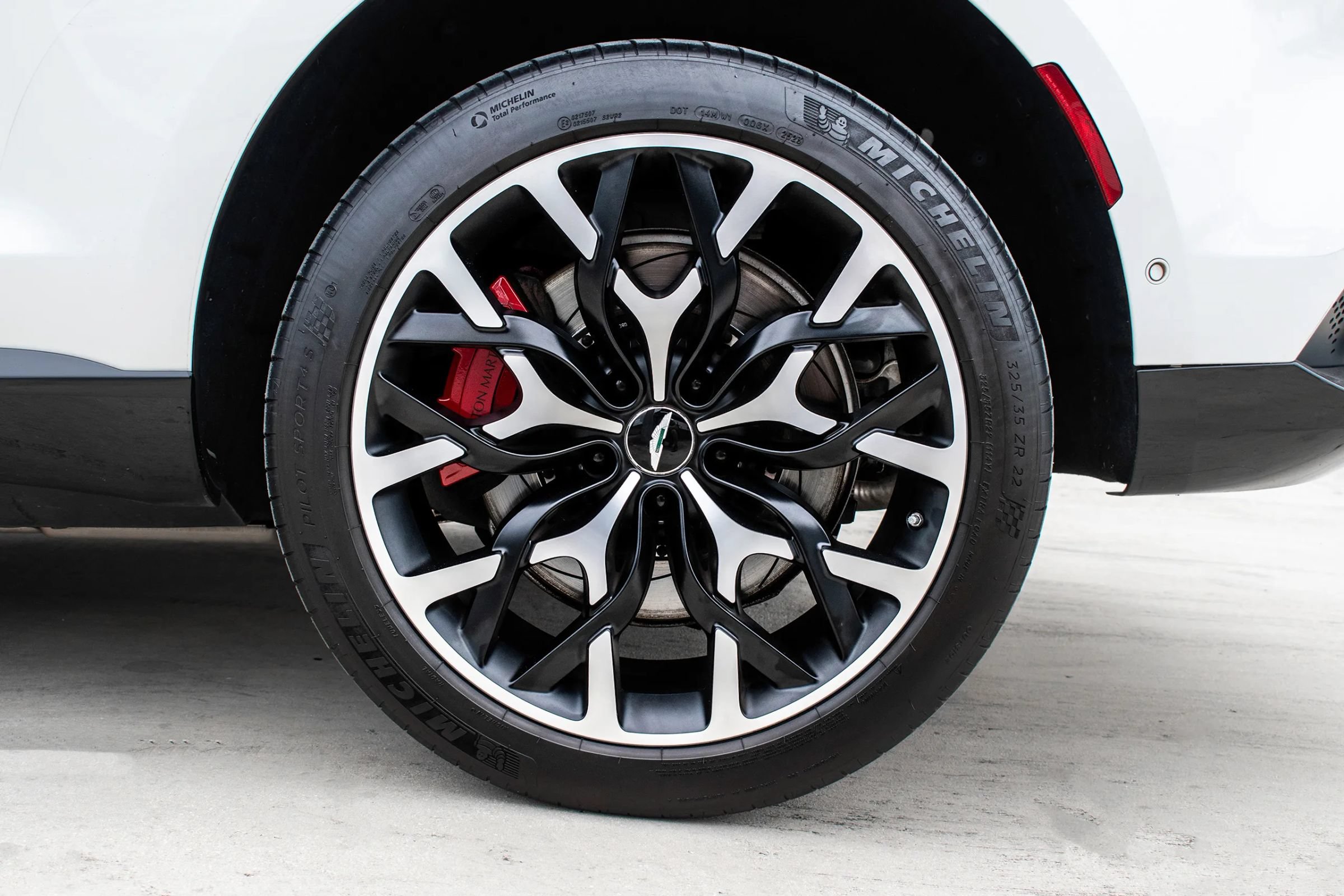 Used 2021 Aston Martin DBX AWD/4WD image 23
