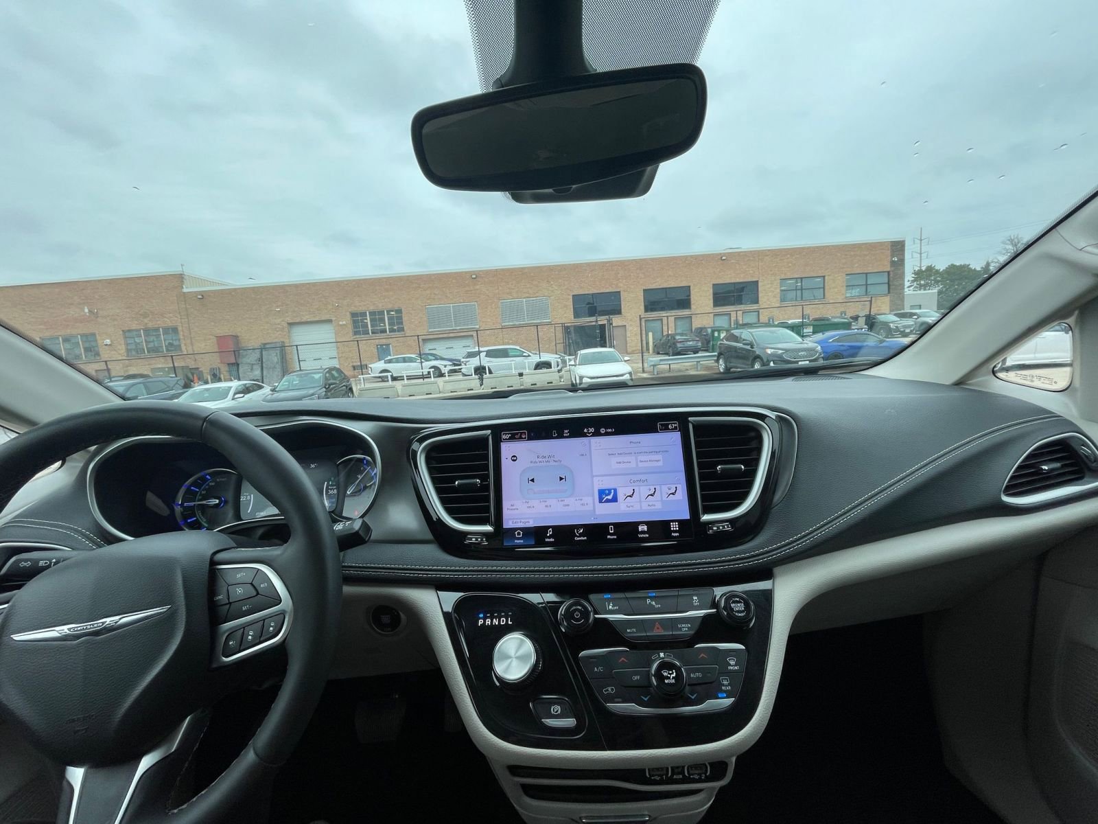 Used 2023 Chrysler Pacifica Touring-L image 36