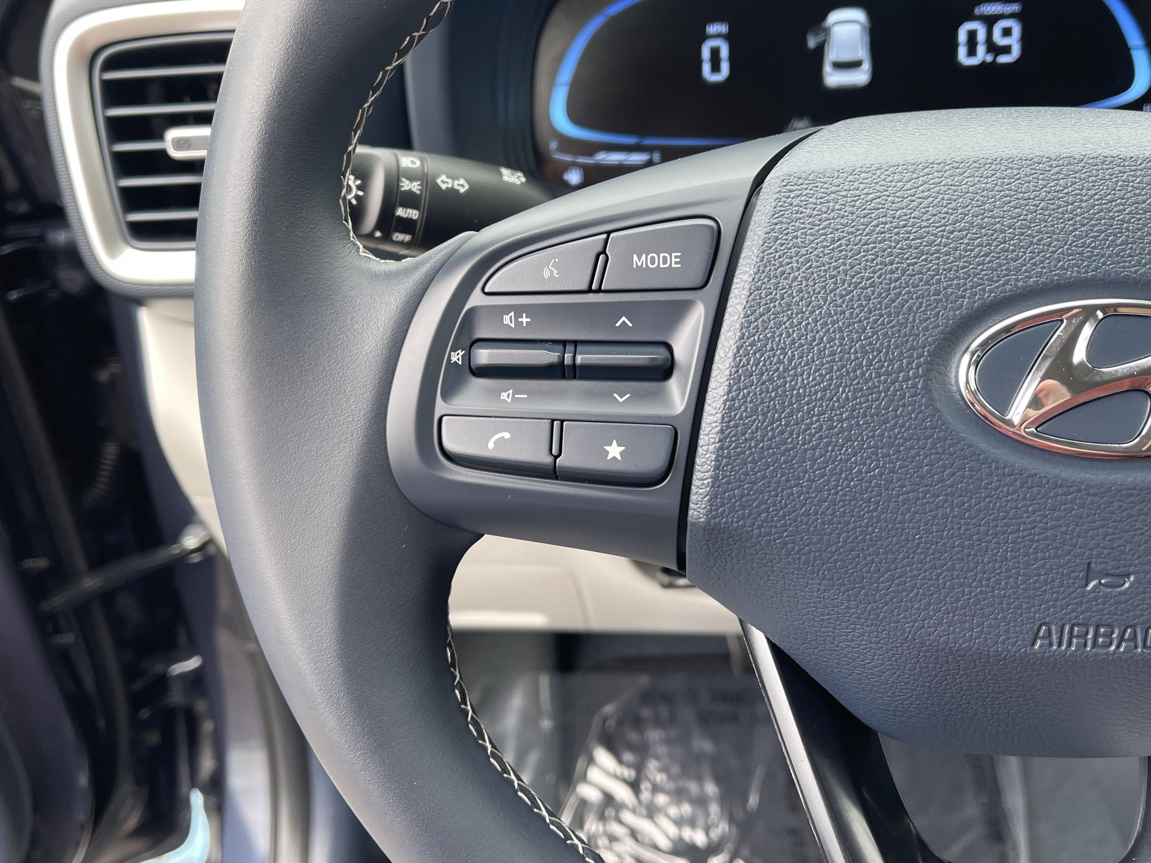 Certified 2025 Hyundai Venue Limited FWD image 21