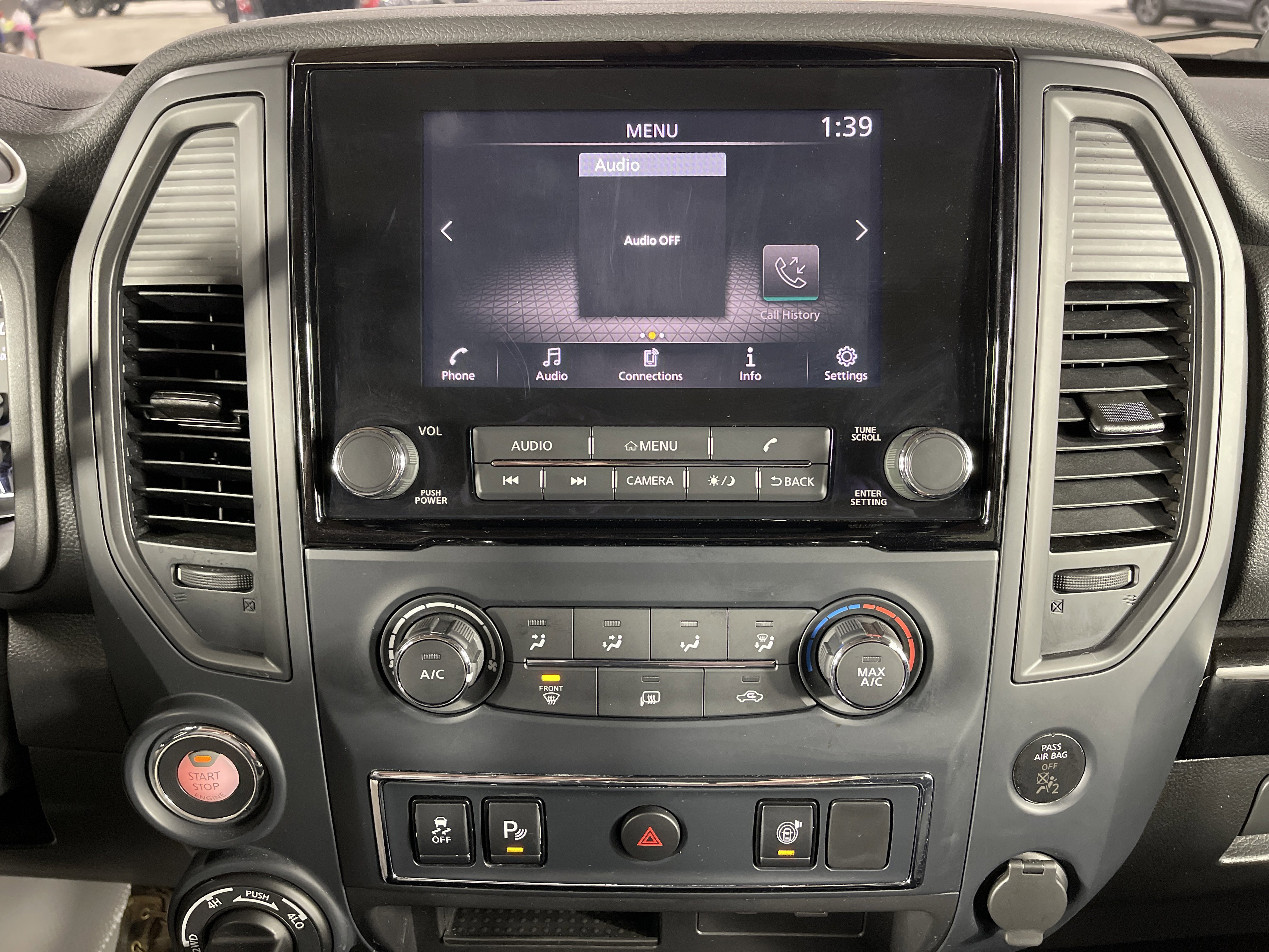 Used 2024 Nissan Titan SV image 23