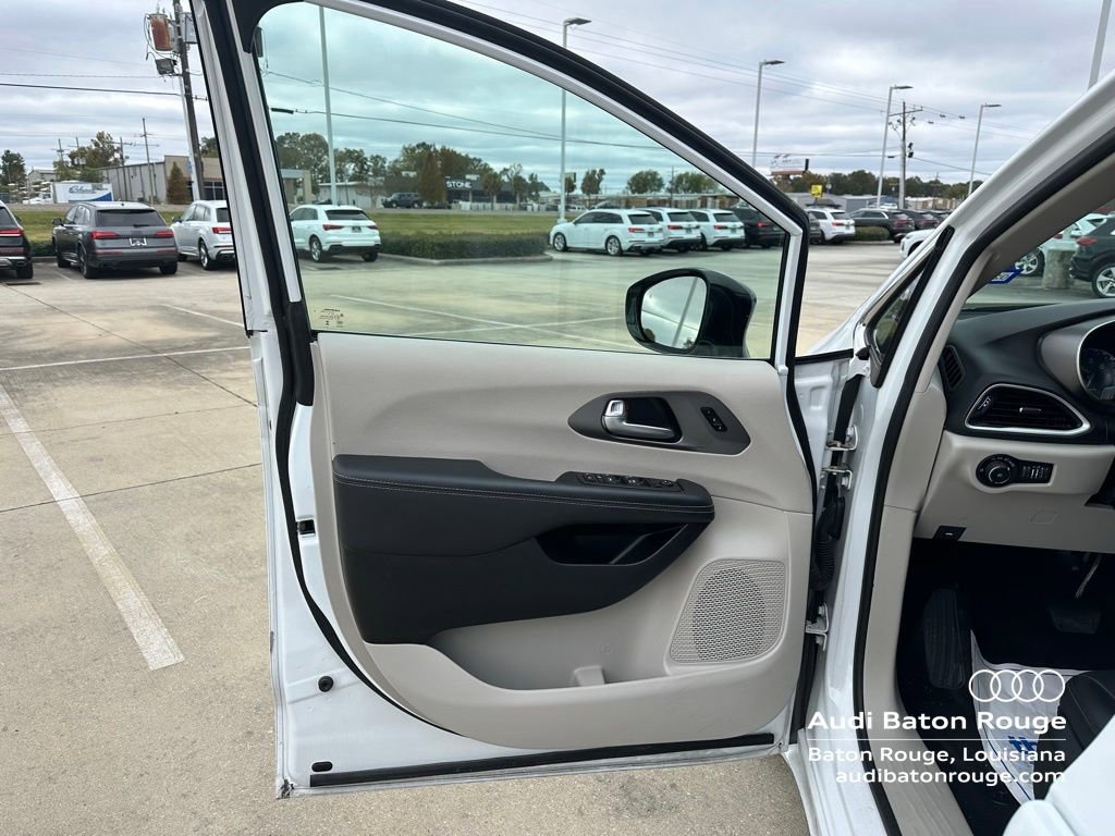 Used 2024 Chrysler Pacifica Touring-L image 7
