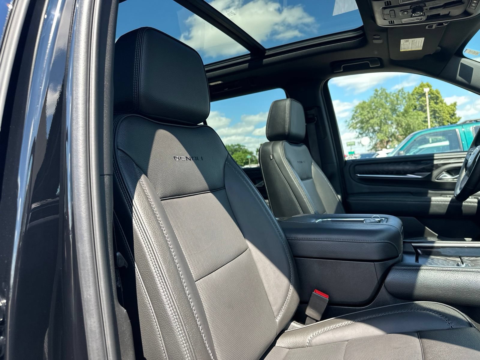 Used 2023 GMC Yukon Denali AWD/4WD image 43