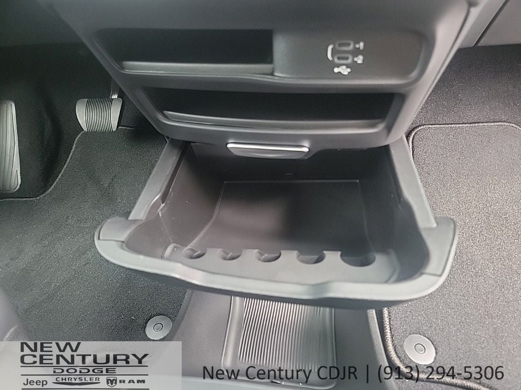 New 2027 Chrysler Pacifica Select FWD image 26