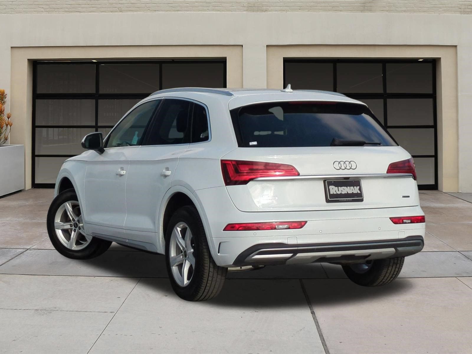 Used 2023 Audi Q5 Premium w/ Convenience Package AWD/4WD image 2