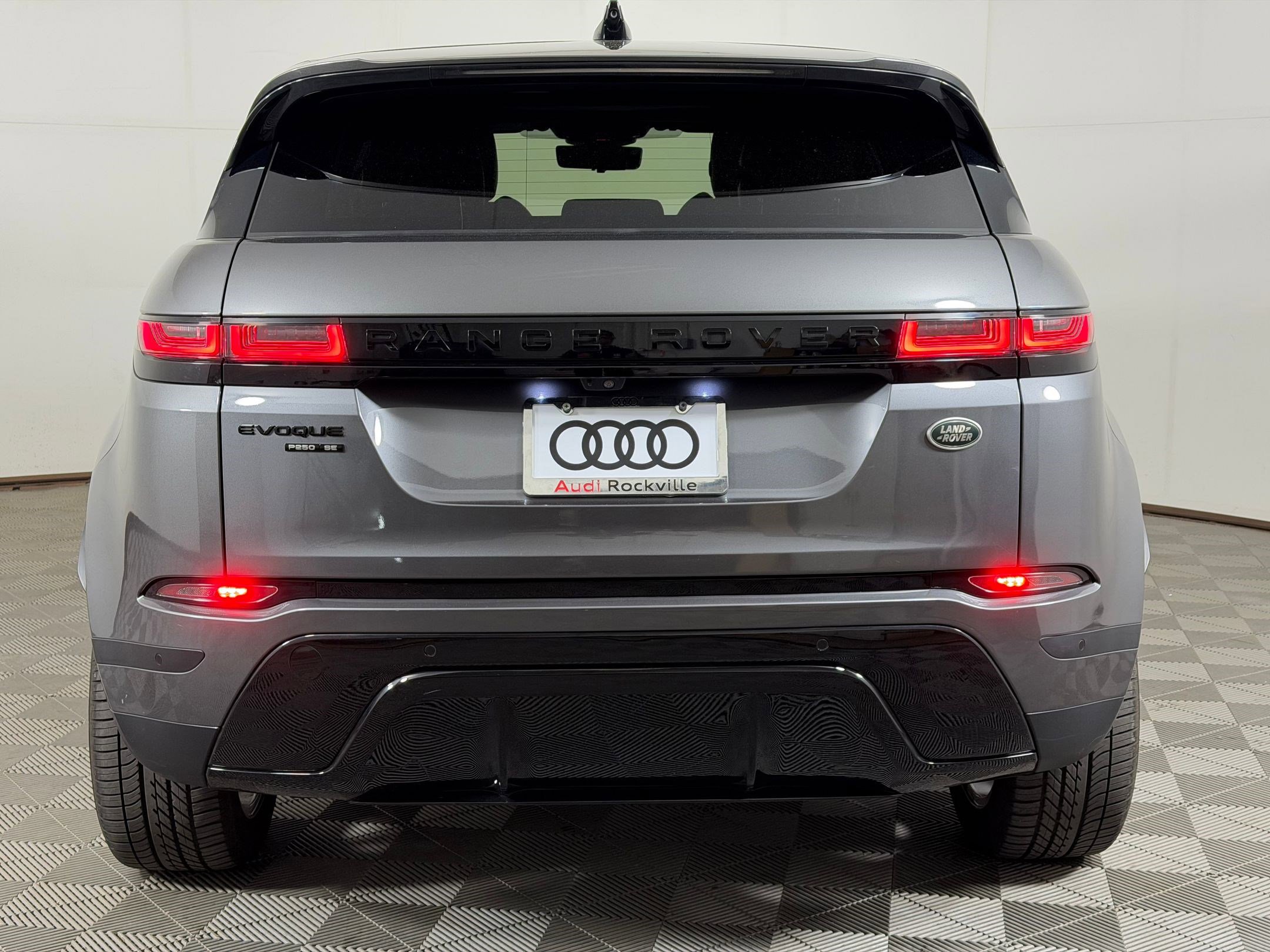Used 2020 Land Rover Range Rover Evoque SE AWD/4WD image 10