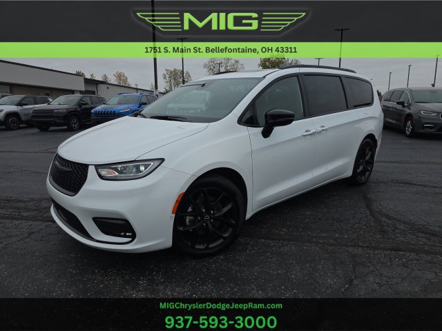 Used 2025 Chrysler Pacifica Limited w/ Trailer Tow Group FWD image 1