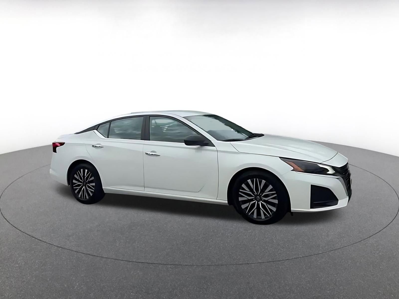 Used 2025 Nissan Altima 2.5 SV FWD image 2