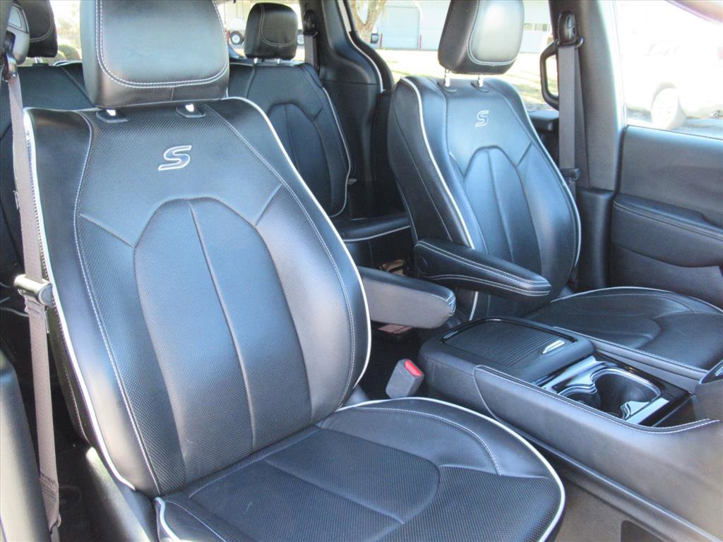 Used 2025 Chrysler Pacifica Limited image 7