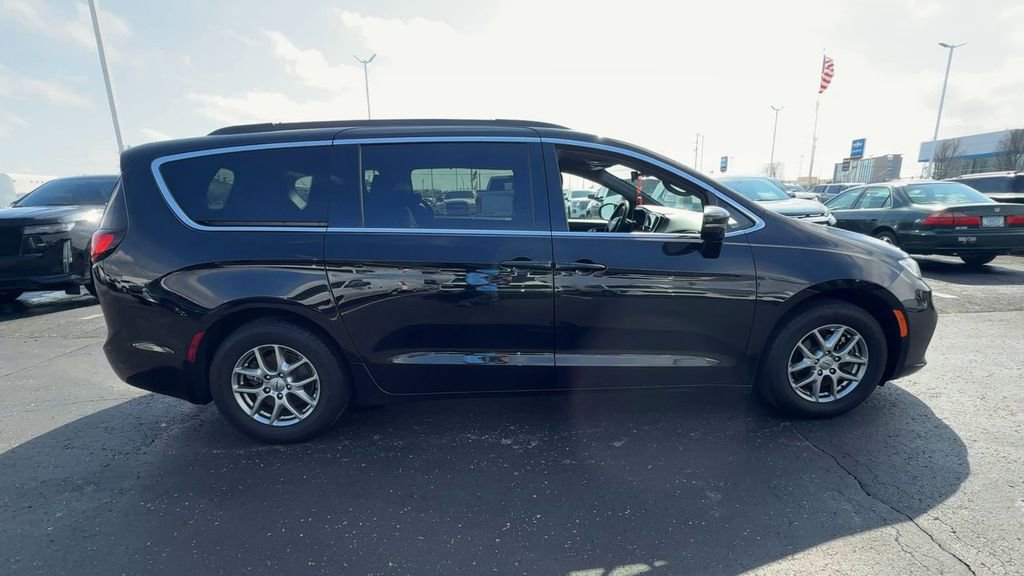 Used 2022 Chrysler Pacifica Touring FWD image 9