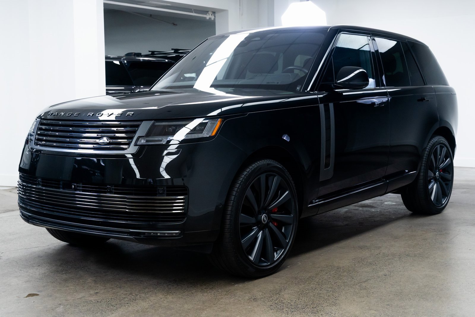 Used 2023 Land Rover Range Rover SV image 3