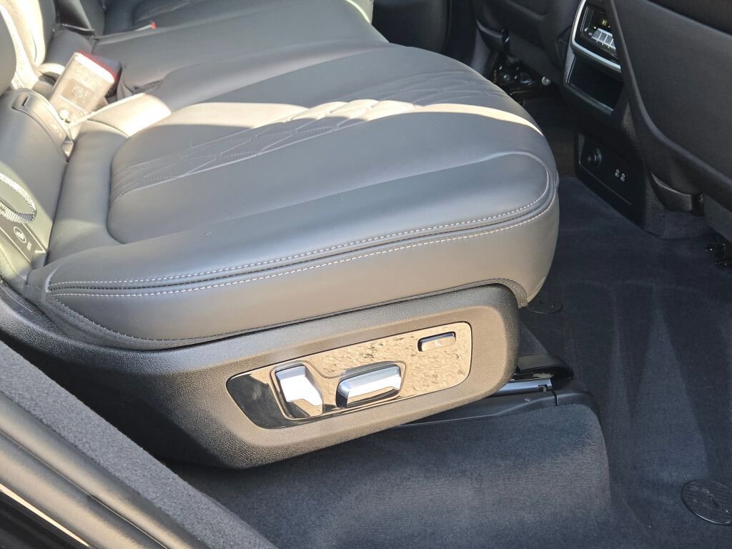 Used 2024 BMW X7 M60i w/ Executive Package image 18