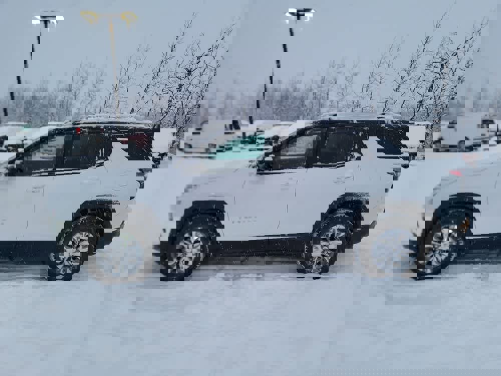 Used 2025 Chevrolet Equinox LT w/ Convenience Package II image 2