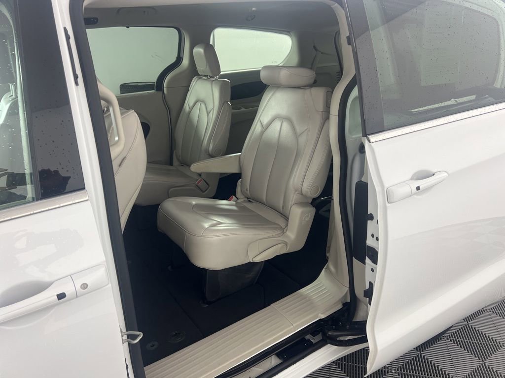 Used 2021 Chrysler Voyager Lxi image 14