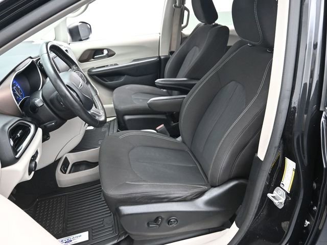 Used 2022 Chrysler Voyager LX image 11