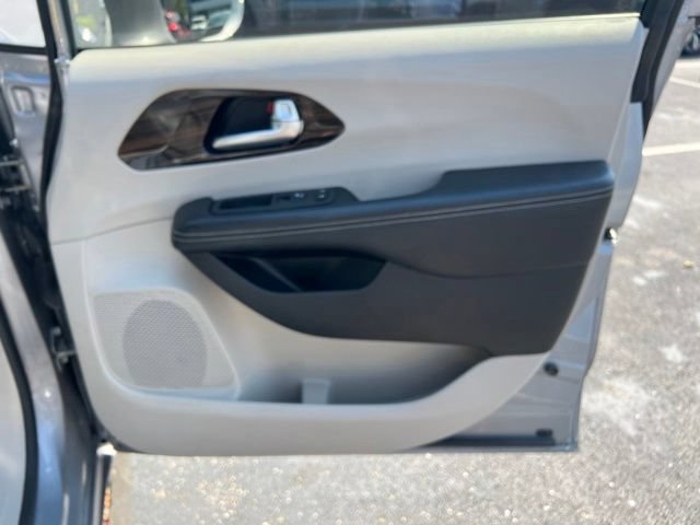 Used 2021 Chrysler Pacifica Limited AWD/4WD image 35