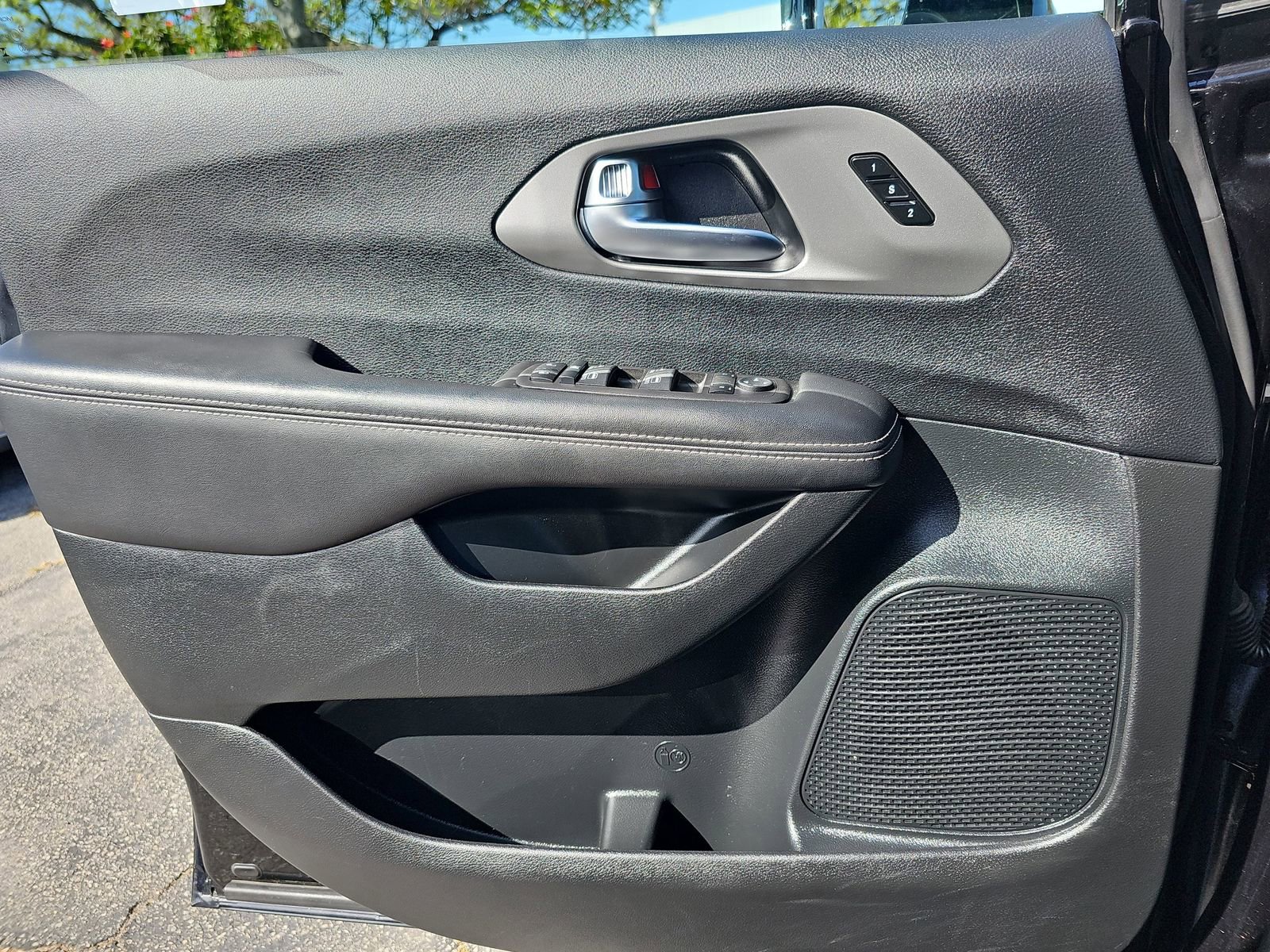Used 2025 Chrysler Pacifica Select FWD image 36
