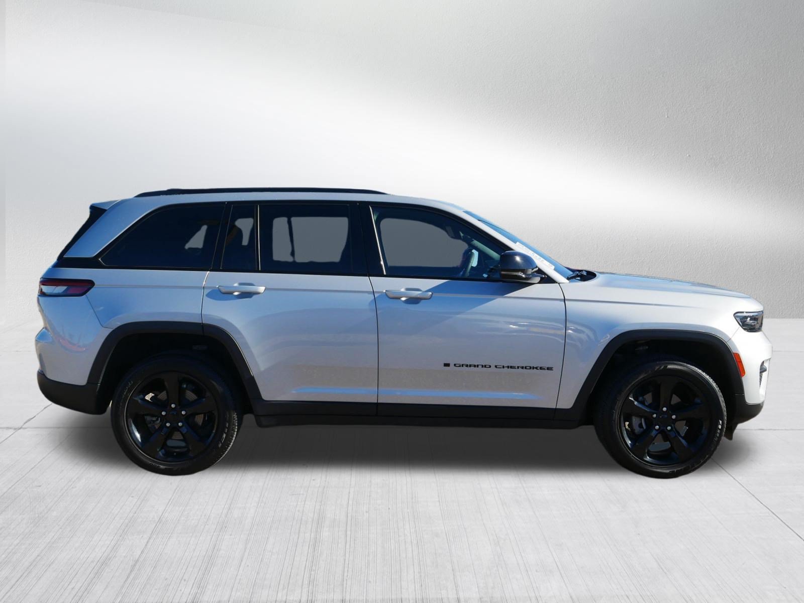 Used 2023 Jeep Grand Cherokee Altitude AWD/4WD image 8