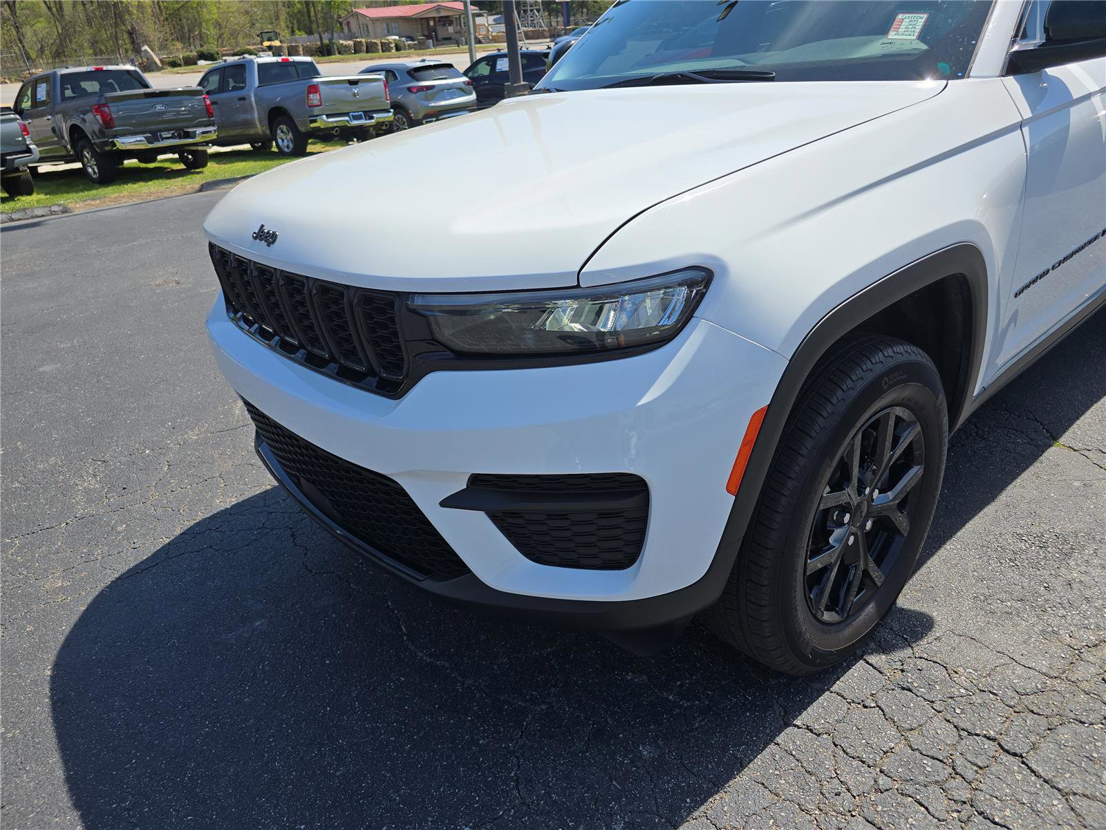 Used 2024 Jeep Grand Cherokee Altitude image 9