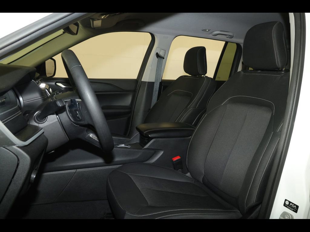 Used 2023 Jeep Grand Cherokee Laredo RWD image 2