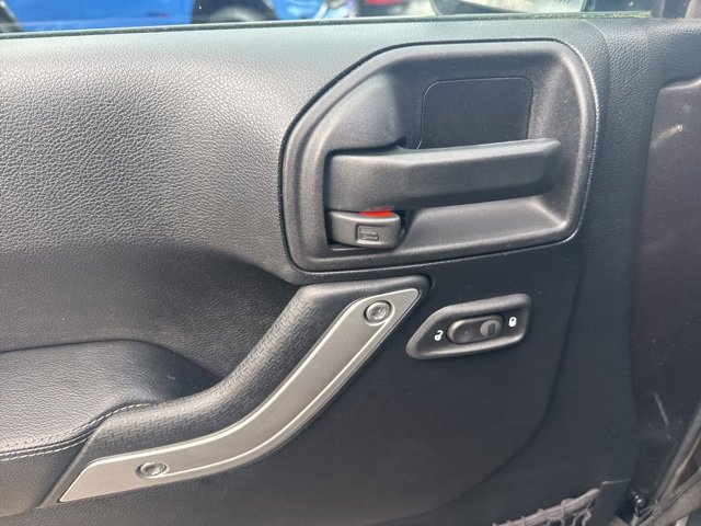 Used 2016 Jeep Wrangler Unlimited Rubicon image 12