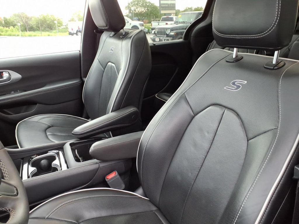 Certified 2025 Chrysler Pacifica Limited FWD image 10