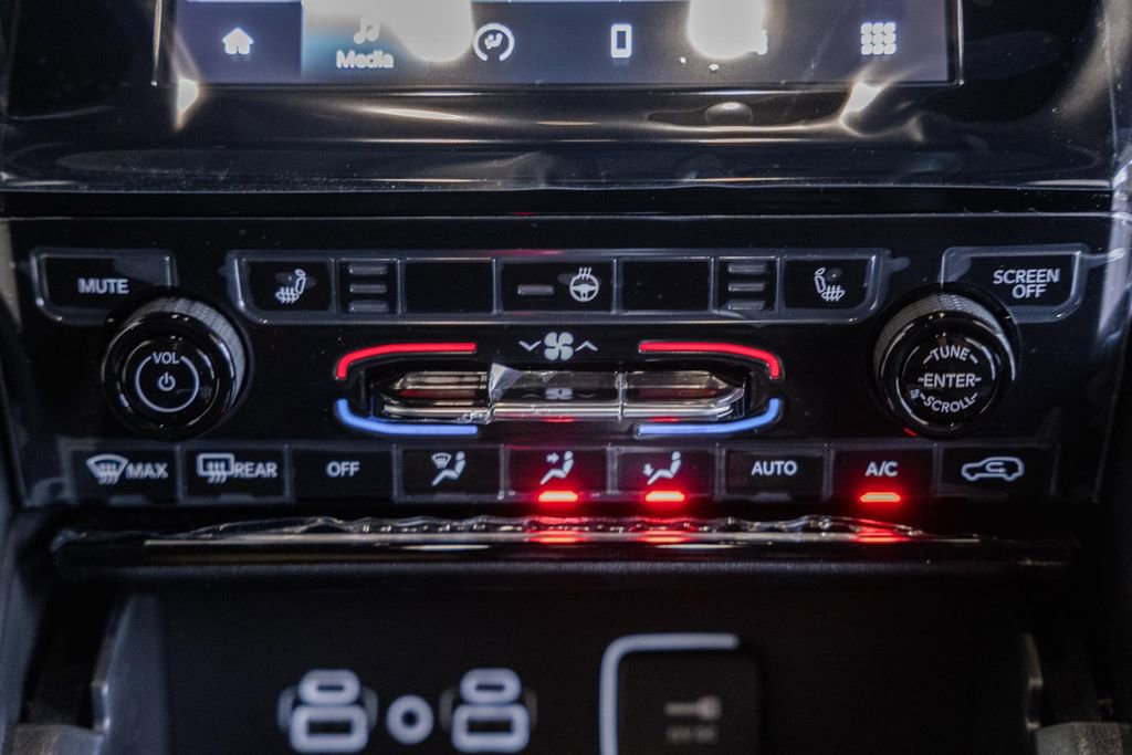 New 2025 Jeep Grand Cherokee Altitude image 22