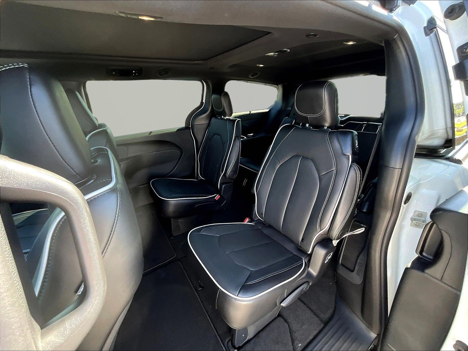 New 2027 Chrysler Pacifica Limited AWD/4WD image 18
