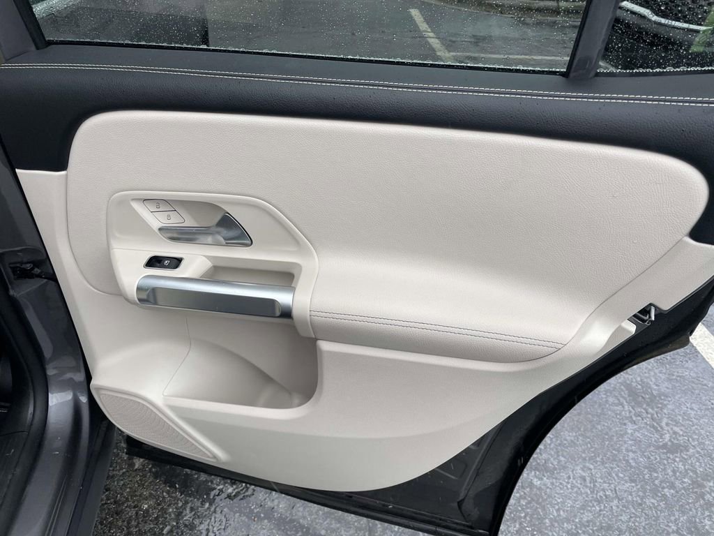 Used 2022 Mercedes-Benz GLB 250 image 43