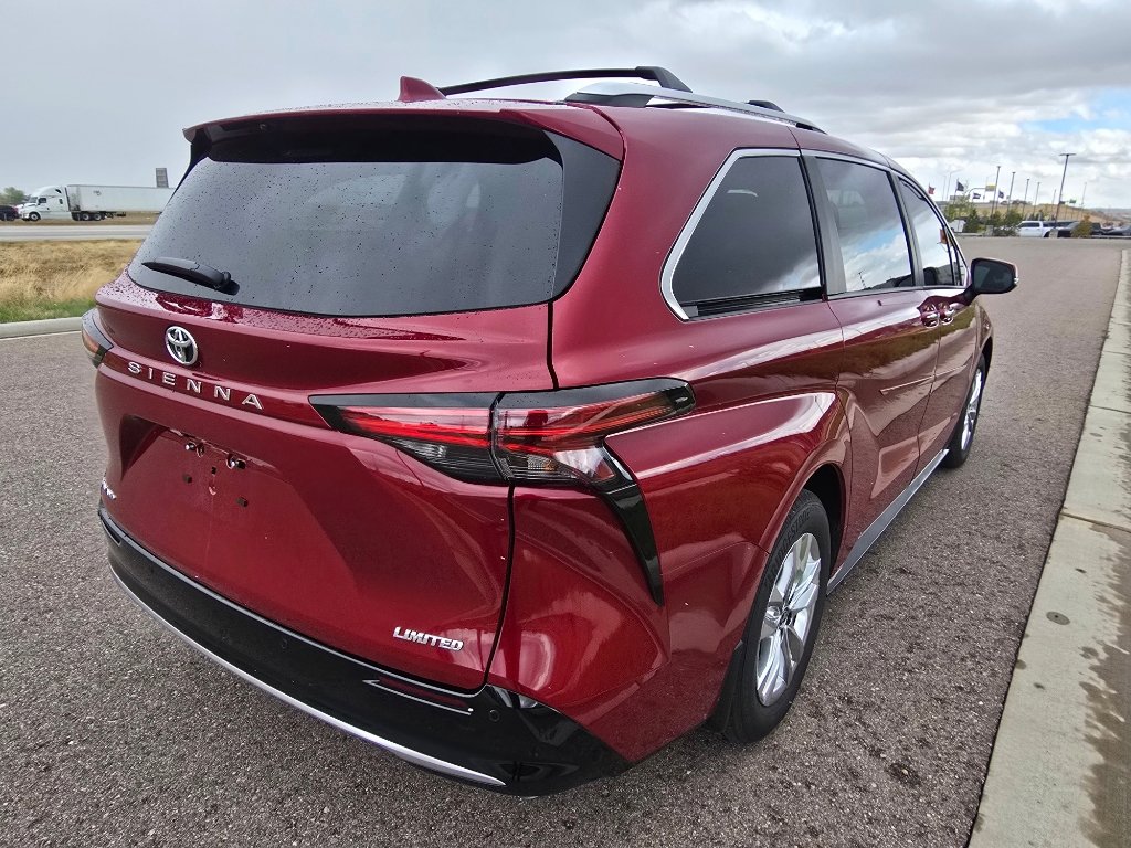Used 2026 Toyota Sienna Limited image 5
